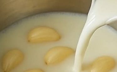 🌿 7 Gentle Health Benefits of Boiling Garlic in Milk: The Ancient Remedy Making a Comeback